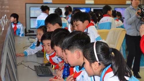 迎接世界气象日 “智慧气象”进校园